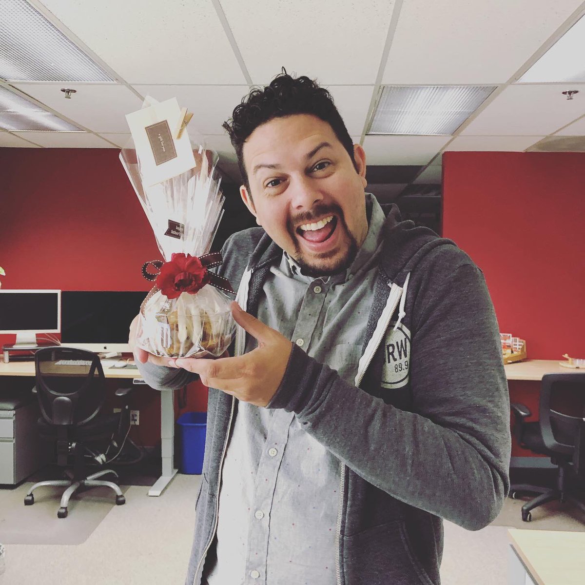 S2KGraphics's tweet photo. #Latepost: Happy Father’s Day to all our S2K dads! Delicious cupcakes from @nothingbundt cakes!  #fathersday #S2K #dad #cupcakes https://t.co/KBusJLB1Pm