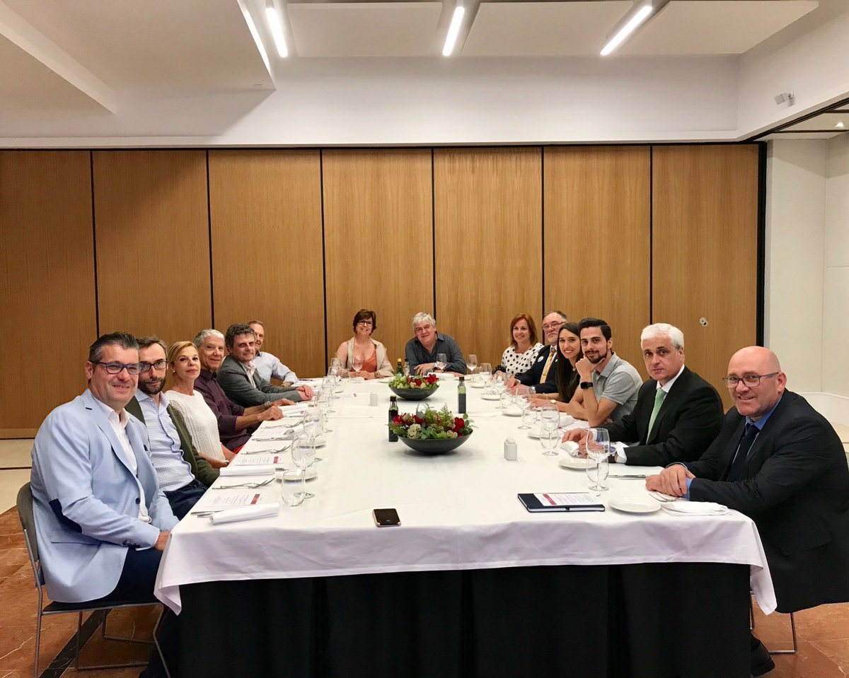 convergents_cnv's tweet photo. Sopar de Diàlegs Convergents amb l’empresari Joan Enric Garde, organitzat pel Consell d’Empresaris i Autònoms de @convergents_cnv per parlar de l’economia del futur https://t.co/WUE9aZjx4T