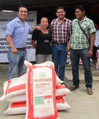 lapasarelamx's tweet photo. LES DAN FERTILIZANTE PERO LES COBRAN EL FLETE EN TLACUILOTEPEC https://t.co/44rz3wTXcN https://t.co/coOVrwOUkT
