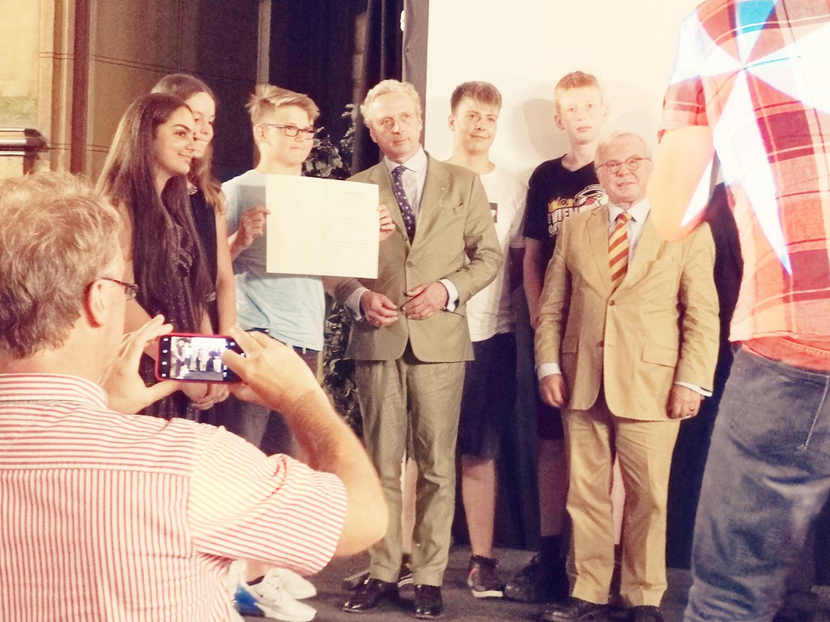 Alexa v. Busse (@alexavonbusse) on Twitter photo Die Johanniter Hilfsgemeinschaft würdigt heute das ehrenamtliche Engagement von Kindern und Jugendlichen in Niedersachsen. Die "Logik der Gabe" beinhalte immer einen Gewinn aller Seiten, so Festredner <a href="/RBingener/">Reinhard Bingener</a>. Und der Preis geht an... die Pfandkisten der neuen IGS Göttingen! Die Johanniter Hilfsgemeinschaft würdigt heute das ehrenamtliche Engagement von Kindern und Jugendlichen in Niedersachsen. Die "Logik der Gabe" beinhalte immer einen Gewinn aller Seiten, so Festredner <a href="/RBingener/">Reinhard Bingener</a>. Und der Preis geht an... die Pfandkisten der neuen IGS Göttingen!