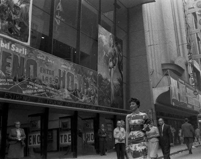 BsAs_recuerdo's tweet photo. Isabel Sarli camina en 1958 frente al cine Hindú de Lavalle y Suipacha, en cuya marquesina se anuncia su película "El trueno entre las hojas". https://t.co/C8y1Ulur4j