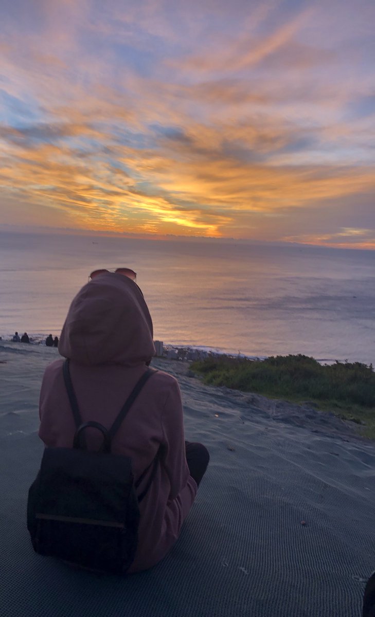 aadilah_d's tweet photo. Meet me where the sky touches the sea. https://t.co/xtrUB7IZfM