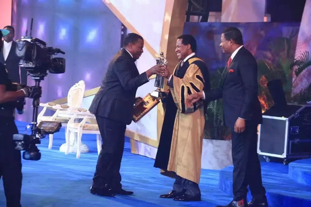 MirryamSuccess's tweet image. Joseph was eventually unjustly sent to prison, due to false accusations from Potiphar’s wife. Yet, in prison, the Bible says, _“the LORD was with Joseph, and shewed him mercy, and gave him favour in the sight of the keeper of the prison”_ (Genesis 39:21)
#WeWinAlways
#MyRhapsody