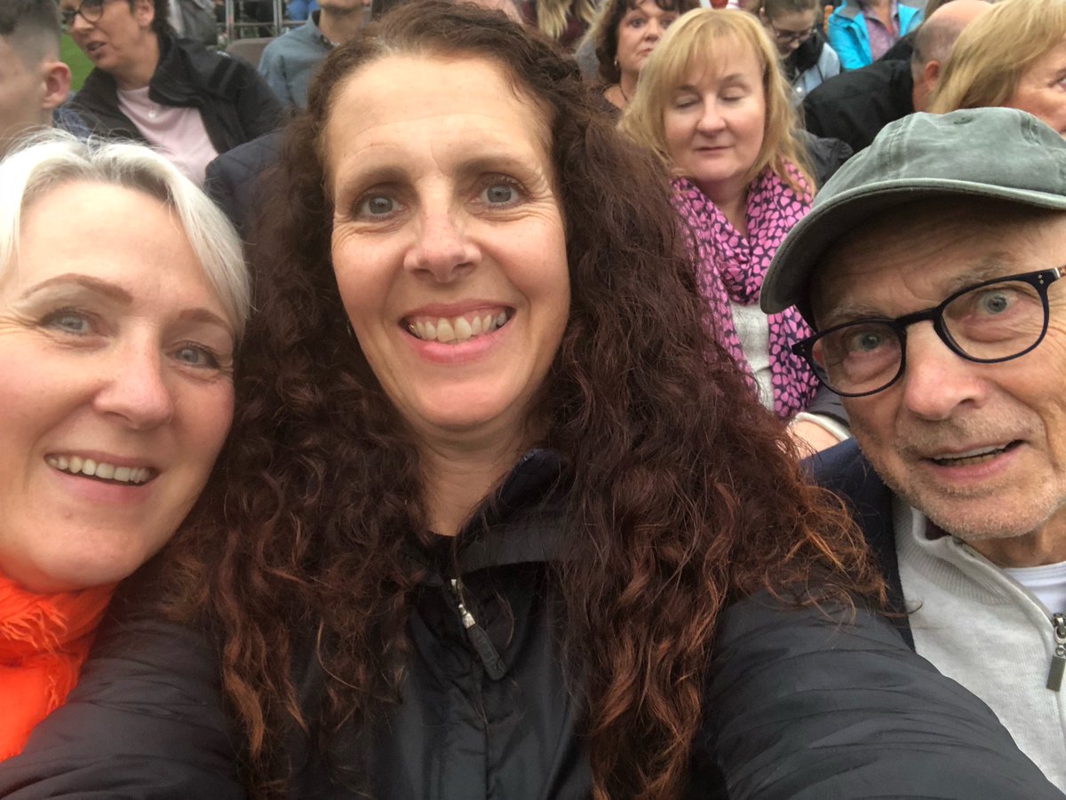 _NickiScott's tweet photo. Ready for @JasonManford and @IvoGraham - here at Rugby’s @festontheclose #cancerresearchuk https://t.co/IF0YOOC15y