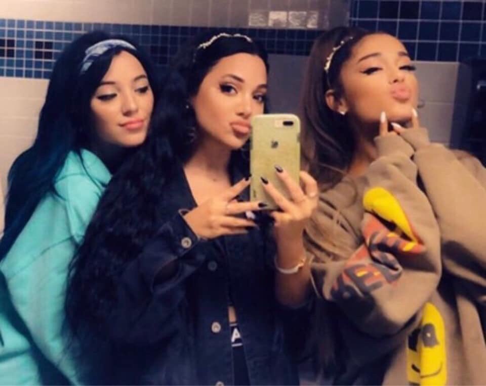 zoe_ariana_22's tweet photo. #SWTPHILLY ♡
ariana with niki and gabi at tonight’s show 🌫 https://t.co/9woNAzpJok