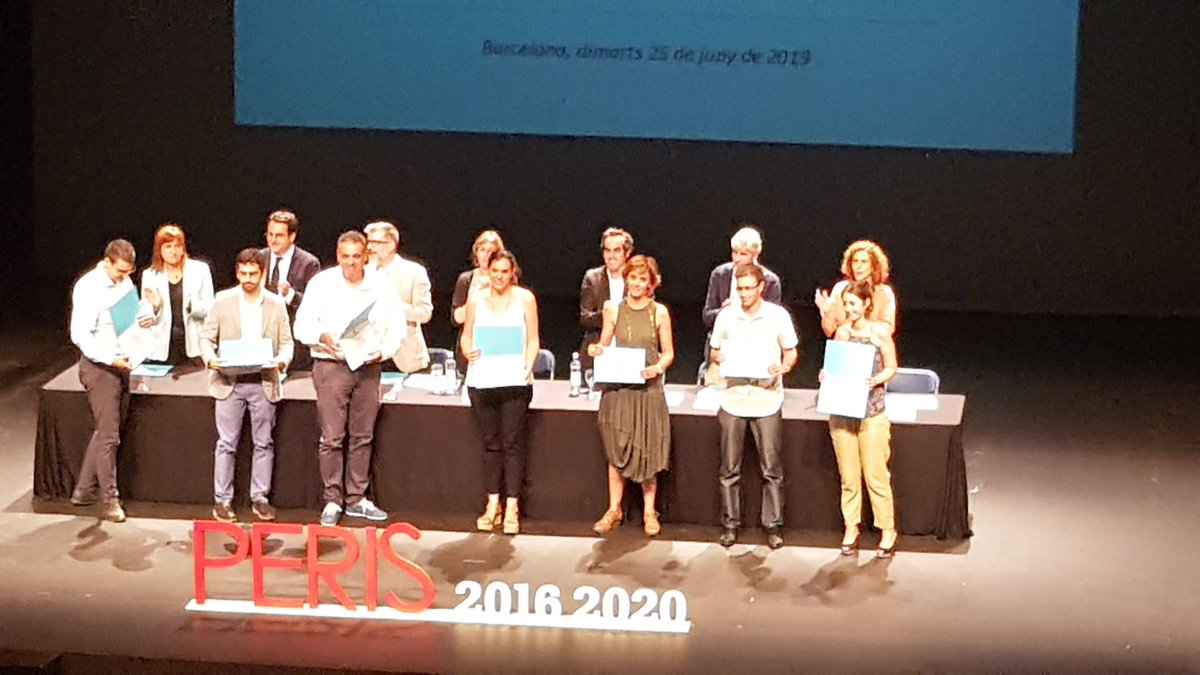 criscolungo's tweet photo. Acta de lliurament d'ajuts #peris2018  @VioletaMoize
i Dra Jimenez. #ICMDM @hospitalclinic Reconeixement #recerca.👏👏👏👏 @idibaps https://t.co/9oPaJfRBZg