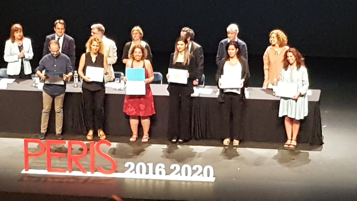 criscolungo's tweet photo. Acta de lliurament d'ajuts #peris2018  @VioletaMoize
i Dra Jimenez. #ICMDM @hospitalclinic Reconeixement #recerca.👏👏👏👏 @idibaps https://t.co/9oPaJfRBZg
