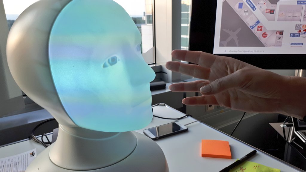 innovate_cross's tweet photo. Der sozial-intelligente Roboter #Franny hat heute unsere Eröffnung des #OpenXLab bei der @FraportAG innovativ bereichert. #AI und #Robotics werden unseren #Alltag und Service revolutionieren. Flughafen #Frankfurt https://t.co/F1e6ZO6UMy