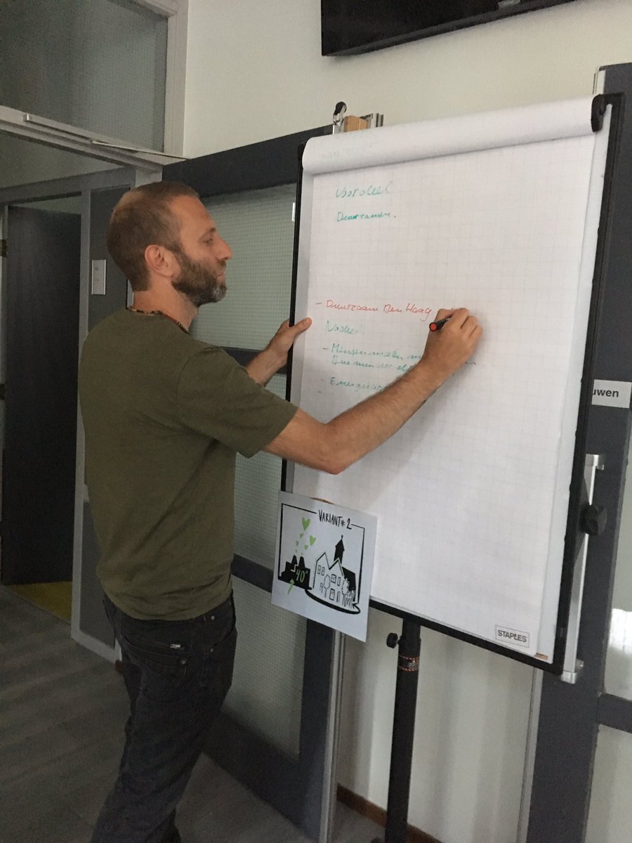 BarryScholten's tweet photo. Vanavond bewoners bijeenkomst voor het project Warm in de wijk, in de vruchtenbuurt Den Haag. De proef Zet 'm op 70! is afgerond. Nu gaan we in bewonersbijeenkomsten in op de alternatieven voor aardgas, en het keuzeproces dat we gezamenlijk doorlopen. https://t.co/eRtdMu2W1t https://t.co/OFqGTkXNv3