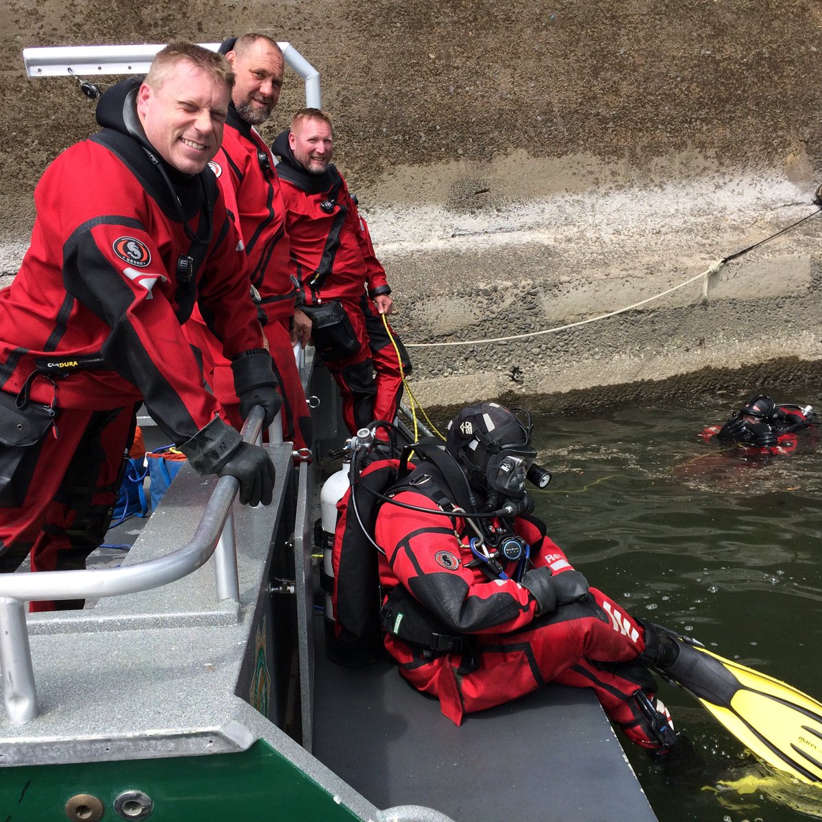 MultCoSO's tweet photo. MCSO’s River Patrol and Dive Team are clearing the “sea wall” on the Willamette River near the Hawthorne Bridge. 
So far, they have pulled 5 scooters from the river floor and estimate they will recover 15 more. https://t.co/QF5smBgmfN