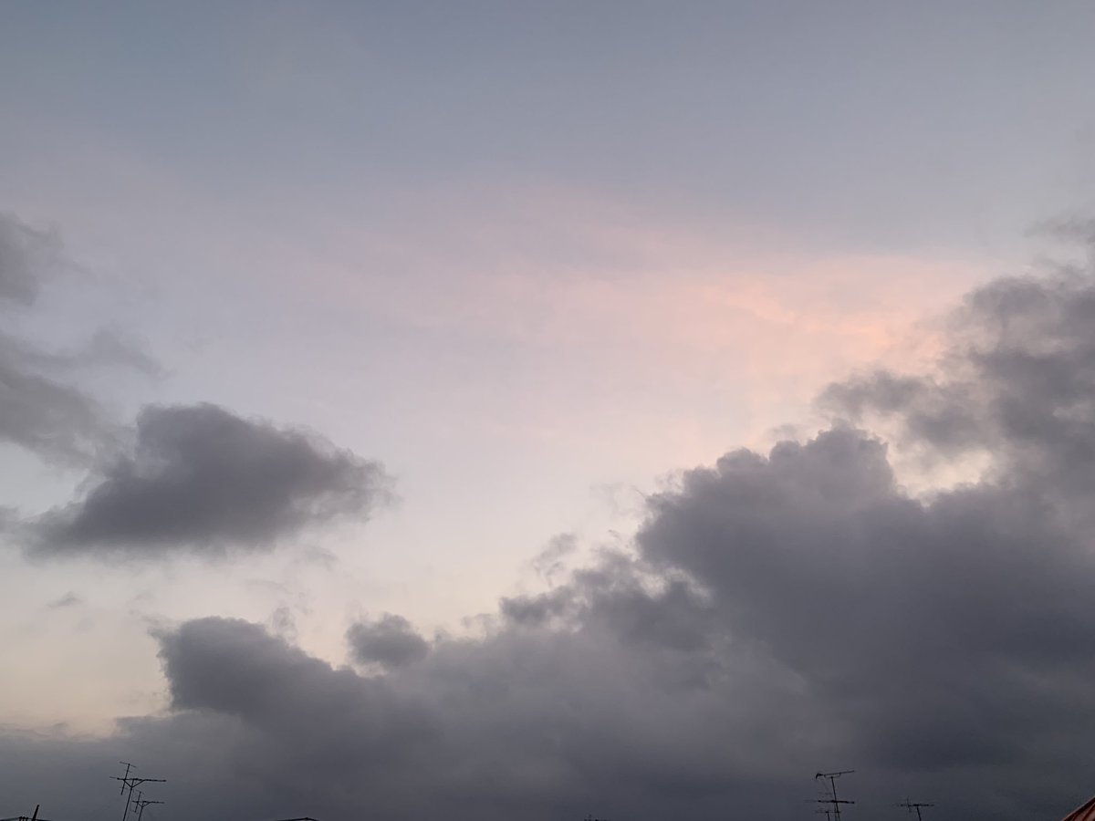 ppptie's tweet photo. 杉並。
おはよう~ございマス😊
重たい雲に覆われた東の空…
今日は梅雨の中休みのようですが、、、🤔

#jwave
#zappa813 
#イマソラ
#梅雨空
#梅雨の中休み 
oha zappa(*ˊᗜˋ*)/ https://t.co/VPhxcI6qVv