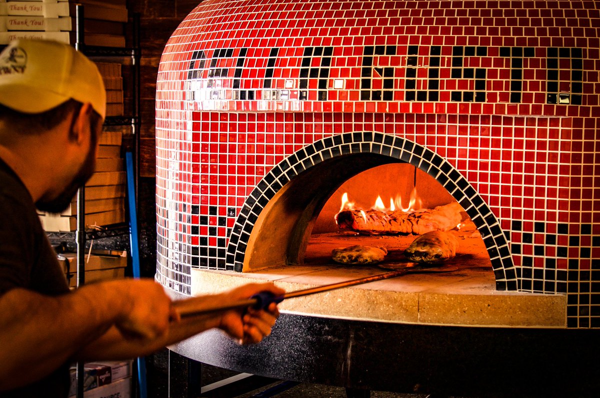 bellagustoaz's tweet photo. Is Bella Gusto the best place to get authentic Neapolitan pizza in Chandler Arizona? Definitely. In the entire state of Arizona? Precisely. In the United States? You know it. Don’t take our word for it, though. Come taste our wood-fired oven-baked goodness yourself! https://t.co/zC0al7ez3g