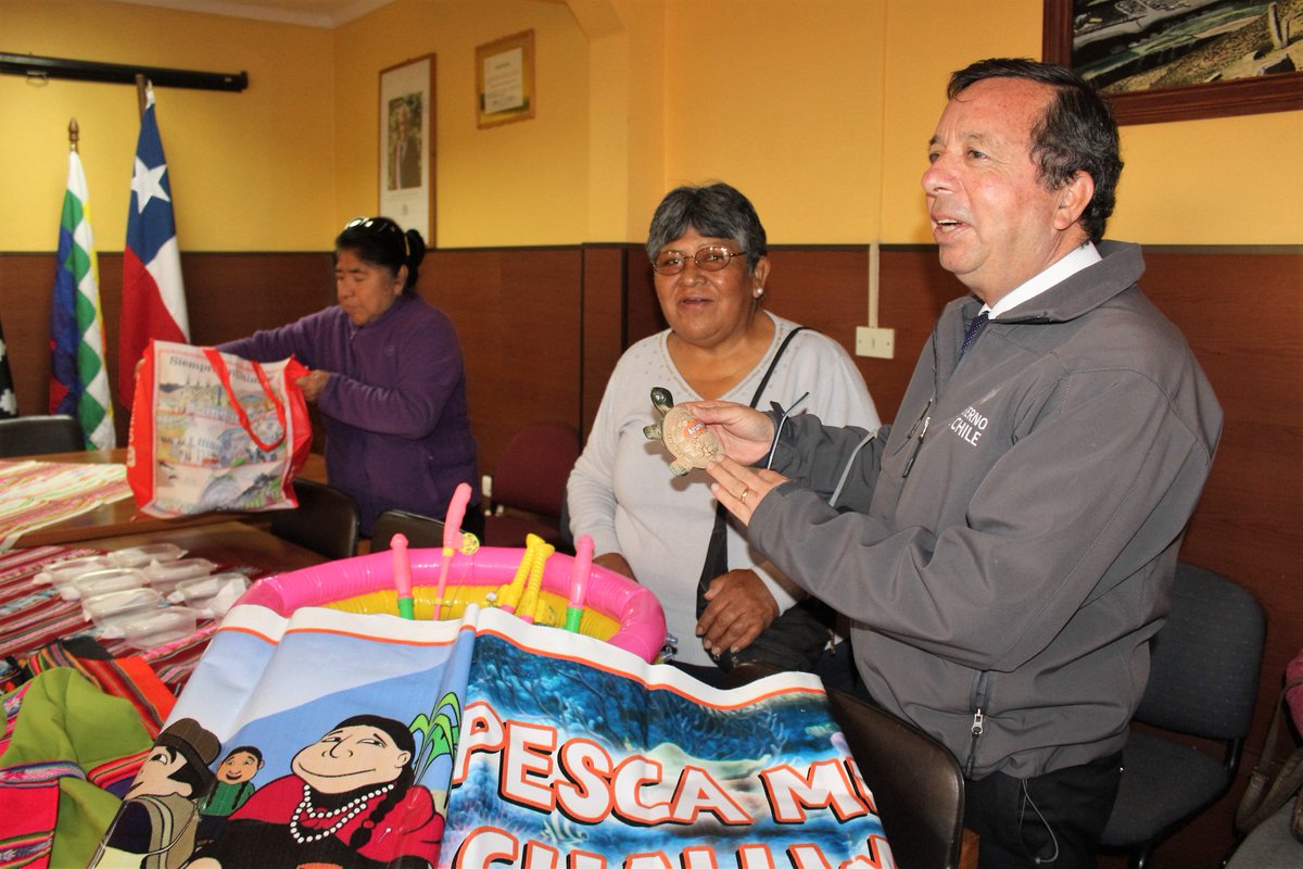 MDSArica's tweet photo. Seremi de @dsocial_gob @rerpels y director de @CONADI_Gob Arica @Emilianolyc78 lanzan concurso para financiar emprendimientos de familias indígenas vulnerables, cumpliendo mandato de nuestro Presidente @sebastianpinera de mejorar calidad de vida de nuestros pueblos originarios. https://t.co/Cdz8Crfuzz