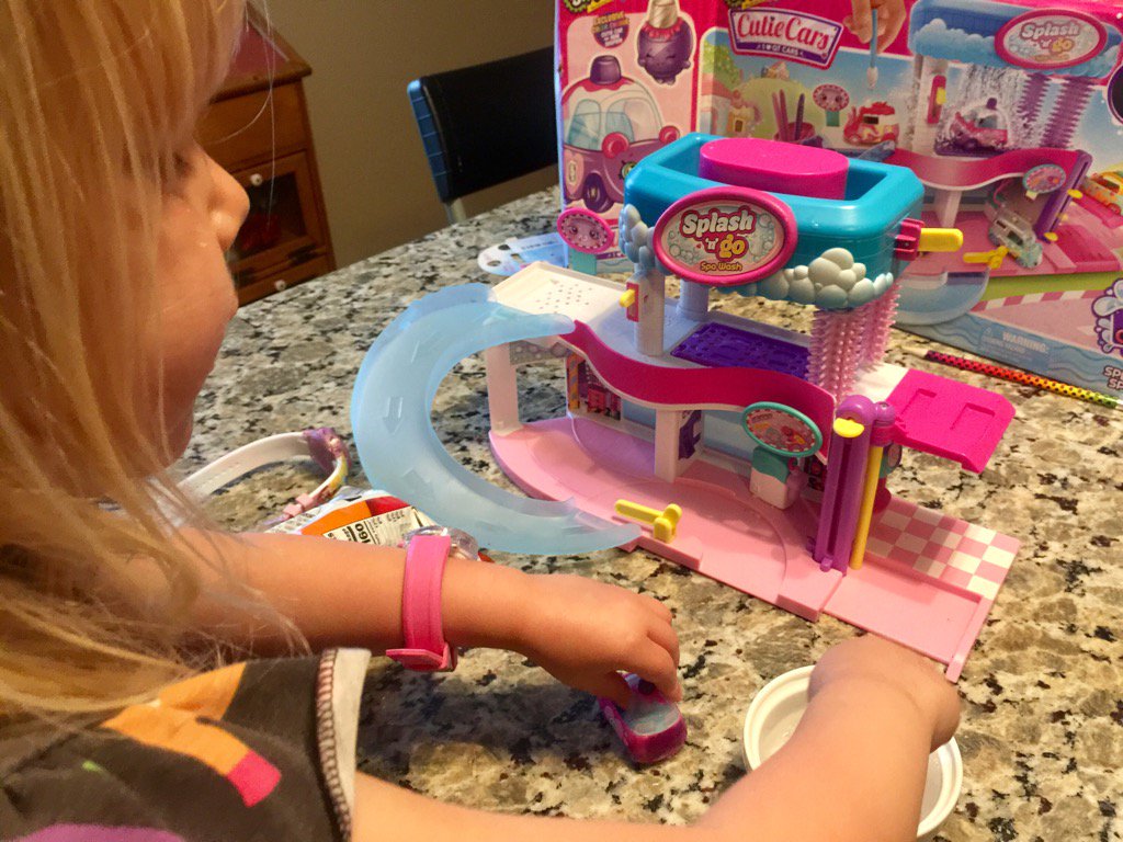 NeighborMoms's tweet photo. Sad birthday girl to find a piece missing from her new #shopkins toy. @Moose_Toys #moosetoys https://t.co/AF1qGSzrMW