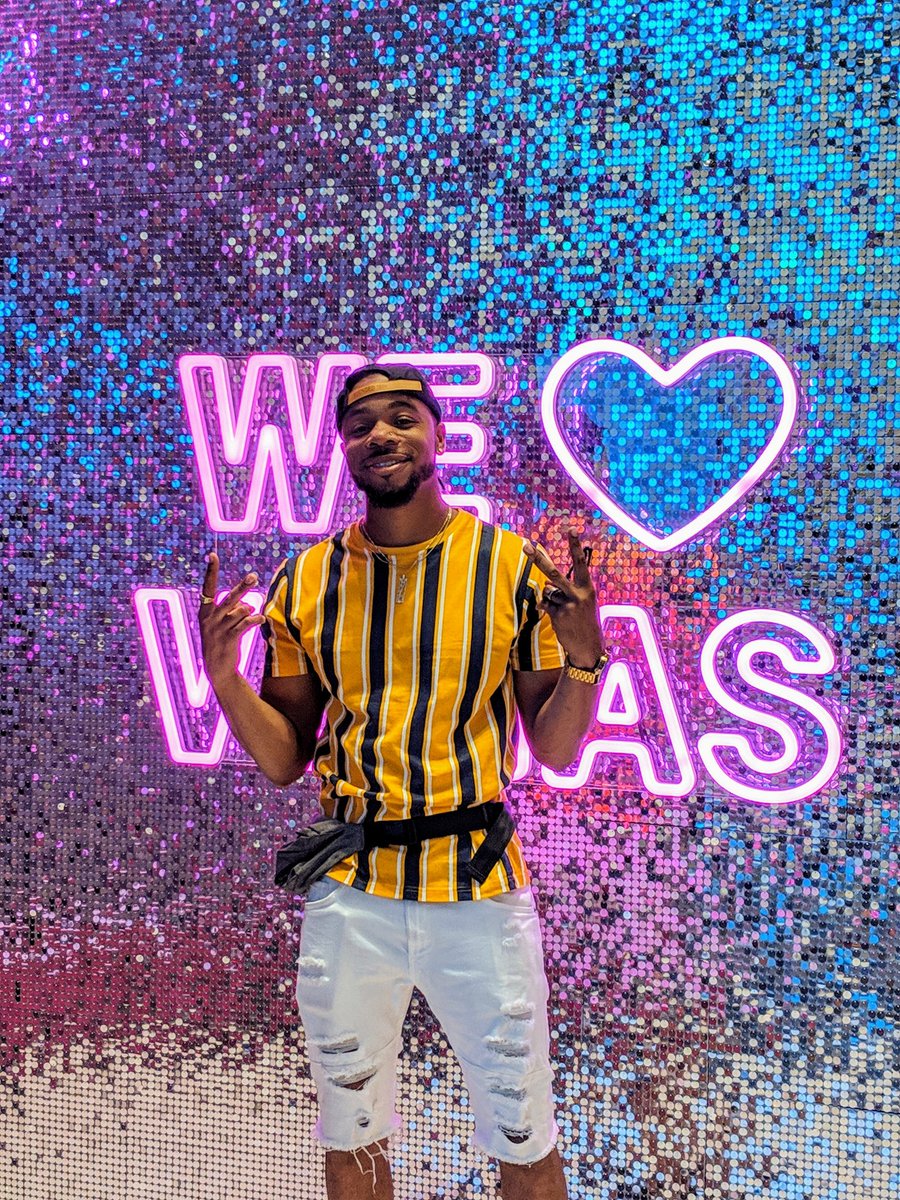 GenerousMansa's tweet photo. Had the pleasure of checking out the @TMOVegasStrip store in all of its glory. I made it here before I ever made it to my local @TMOSanFrancisco shop! I will see you guys soon! #tmobile #bleedmagenta #westisbest #signaturestore #lasvegas https://t.co/0nYKiphpQI