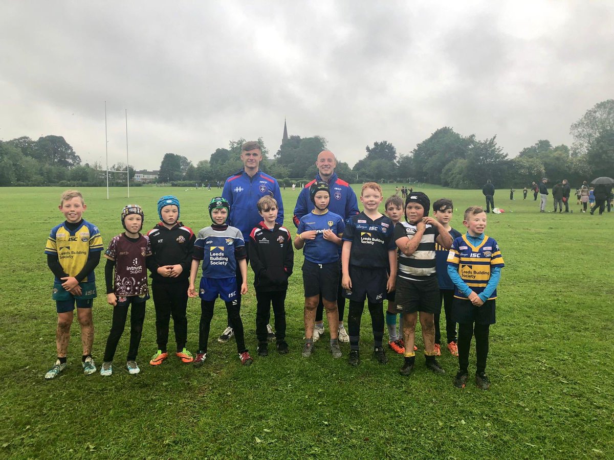 WTrinityRL's tweet photo. It may have been a dampener with the weather but wouldn’t know with our #Ambassador club roadshow visit to @garforthtigers_ 🐯

A great night with all @L3wis_wray &amp; @Leekershaw29 jumped in for a night of #skills training with smiles on faces for the teams 👏

#Trinspired 

🔴⚪️🔵 https://t.co/rC0Va1mlS9