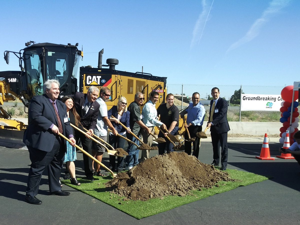 CaltransDist10's tweet photo. Caltrans District 10 and its partners celebrated the groundbreaking of the SR-120/Union Road project this morning in Manteca. D10 Director Dan McElhinney was among the speakers to praise the innovative project, which will be the first Diverging Diamond Interchange in California. https://t.co/P2PemLEvR6