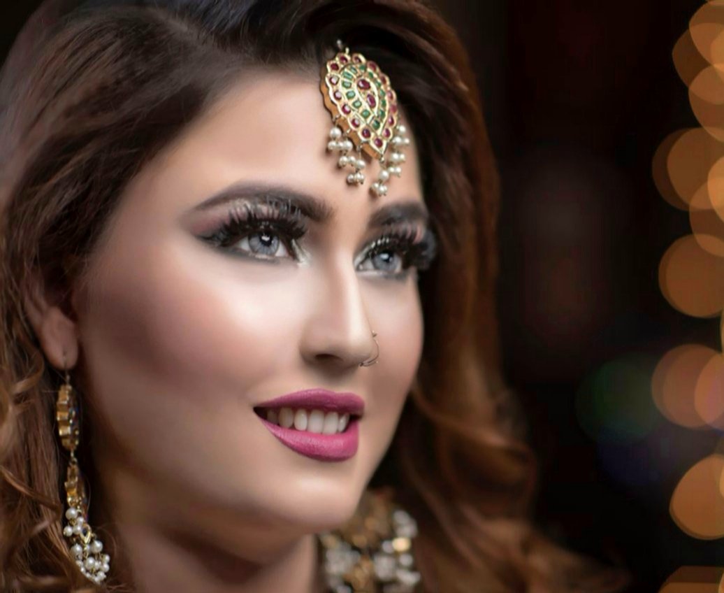 FarahAlam100's tweet photo. #mybeautyobjective #makeupartist #bridalmakeup #EyesOnMe https://t.co/2BFO9Zjsw5