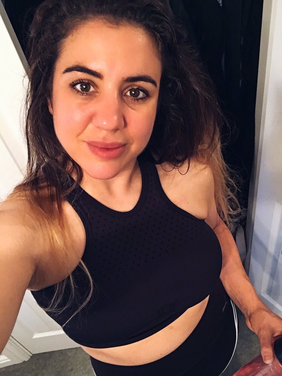 Just smashed a #homeworkout 🍑 time to catch up on tonight’s #LoveIsland ♥️
#FitLife #fitfam #TuesdayMotivation