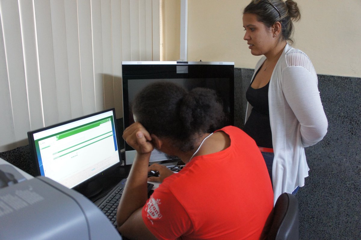 Desarrolladores de la Facultadad de Informática Médica de la <a href="/universidad_uci/">Universidad de las Ciencias Informáticas</a> actualizan los sistemas y aplicaciones instaladas en el CNCMA. #CubaInformatiza