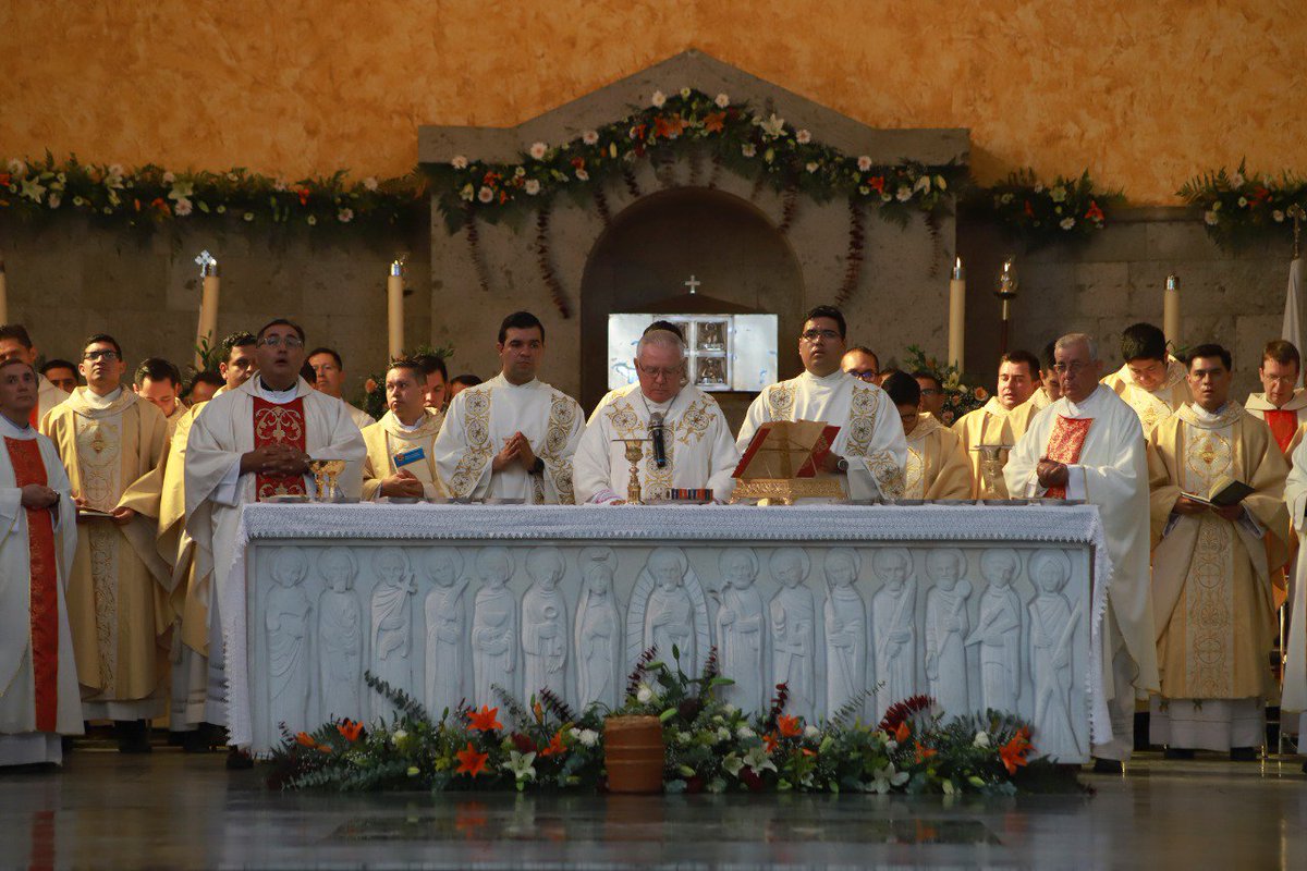 ArzobispadoGdl's tweet photo. Con la Eucaristía, que fue presidida por el @cardenalrobles  y una Procesión por las instalaciones del Seminario Mayor de Guadalajara, formadores, alumnos y fieles laicos celebraron el Corpus Christi⛪️🙏🏼⬇️ https://t.co/Oc5PCYU25y