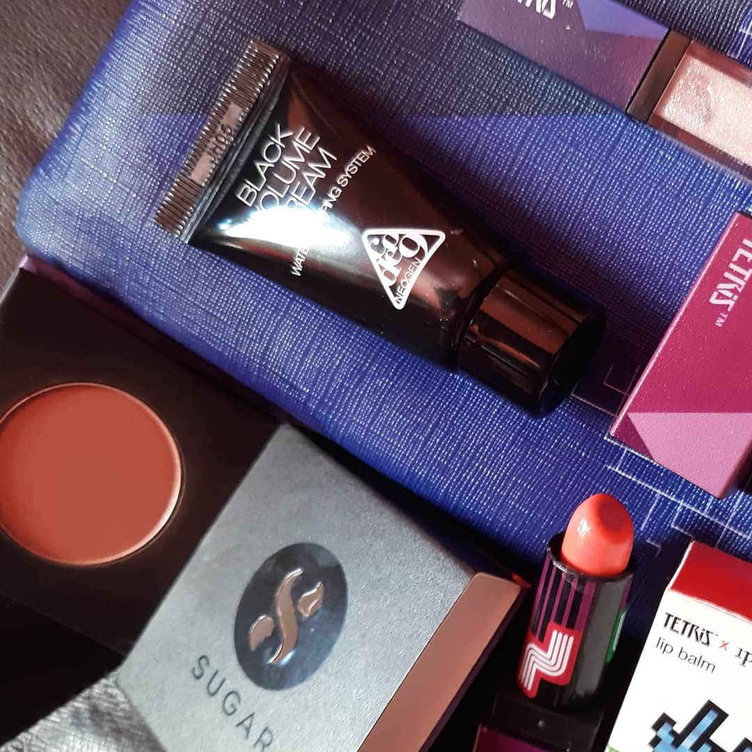 Glitterygandalf's tweet photo. Absolutely love the tetris theme for ipsy's June bag which is why I did a Tetris themed makeup. My favorite product from this month is the lip balm which I'm wearing in this photo. The gloss was also stunning! #ipsy #ipsyblockparty #giveaway #tetris #makeup https://t.co/FvidfEuf55