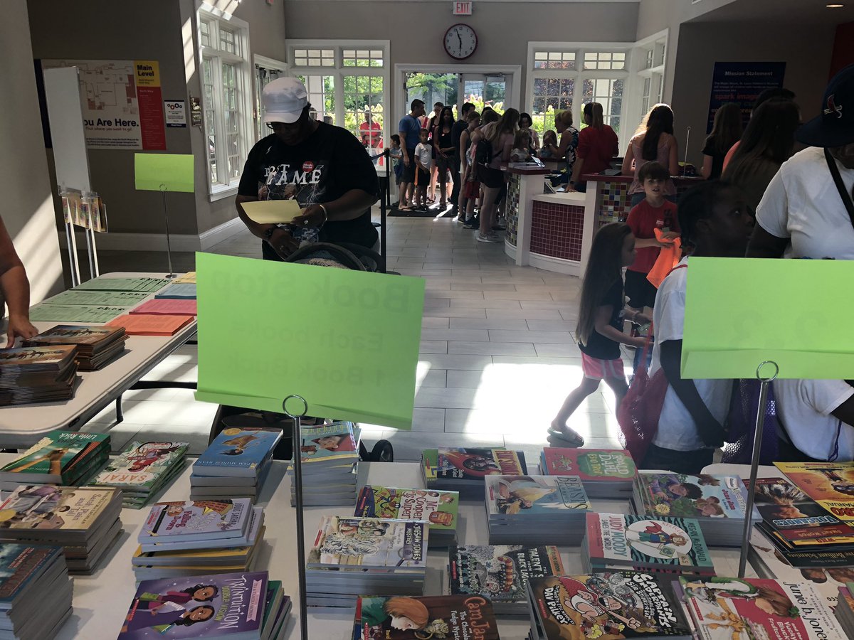 LitROCK_taylor's tweet photo. It was a great night at the Rockwood Title I night at #TheMagicHouse! What a fun event to promote the love of reading 📚❤️ Great job planning @rsdk5ela @AmyOrr24 Katie McClain and all of the volunteers that made it go off without a hitch! #RSDreading #WeAreRockwood #BookLove https://t.co/tDMpIuMegY