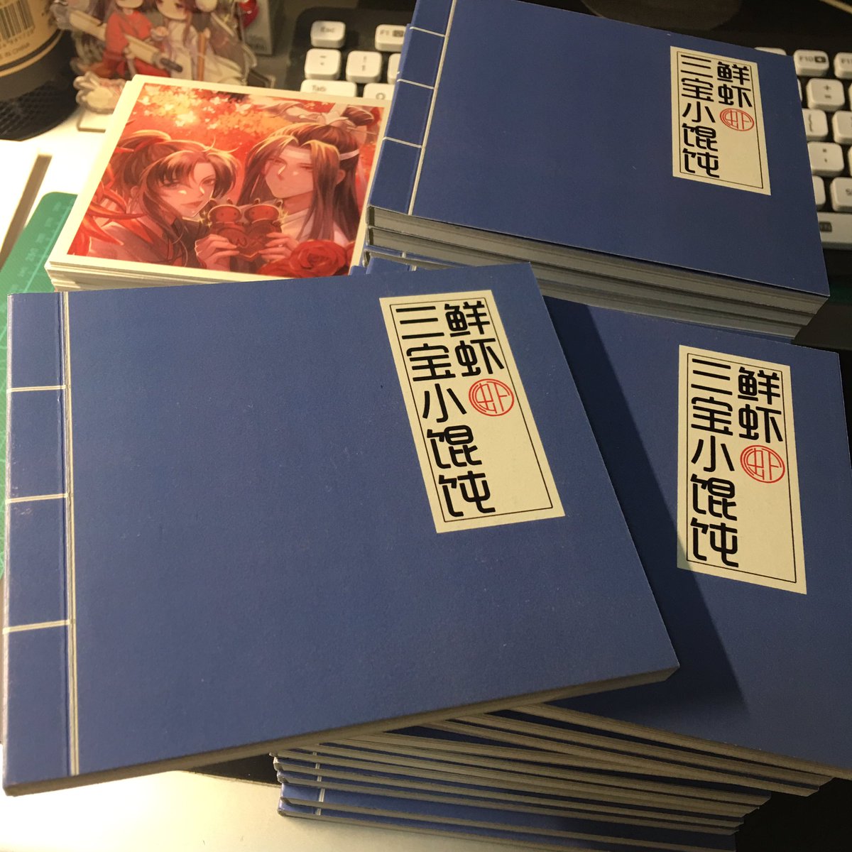 第一次用超感纸印刷,虽然不比铜版哑粉性价比高,但是质地太喜欢了✨
做小册子很开心,就是做完就吃土了? 
