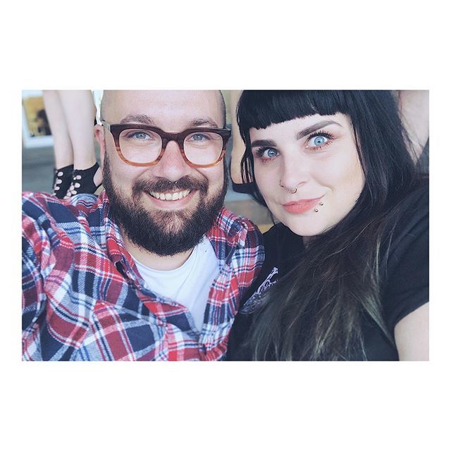 _AuntEl's tweet photo. ... LOSERS AT THE RACES ...
.
.
.
.
.
#winningatlife #losers #stillsmiling #skint #gothsinsummer #babestation #horseracing #races #holiday #adventuretimes #drunk #beard #alt #bestie #lovethatfaceoff #gamble #girlswithpiercings #girlswithtattoos #smile #s… https://t.co/uAjX5NItee https://t.co/Fisi1f6bhU