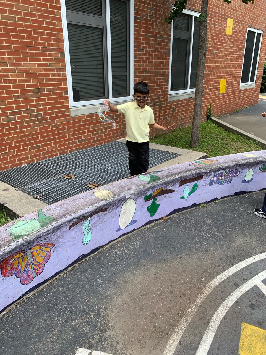 Yesterday was the perfect day for our #Kindergarten Bubble Wand #STEM #challenge  Loved spending his extra time with students as "AP for the Day" <a href="/PS62ChesterPark/">PS62</a>