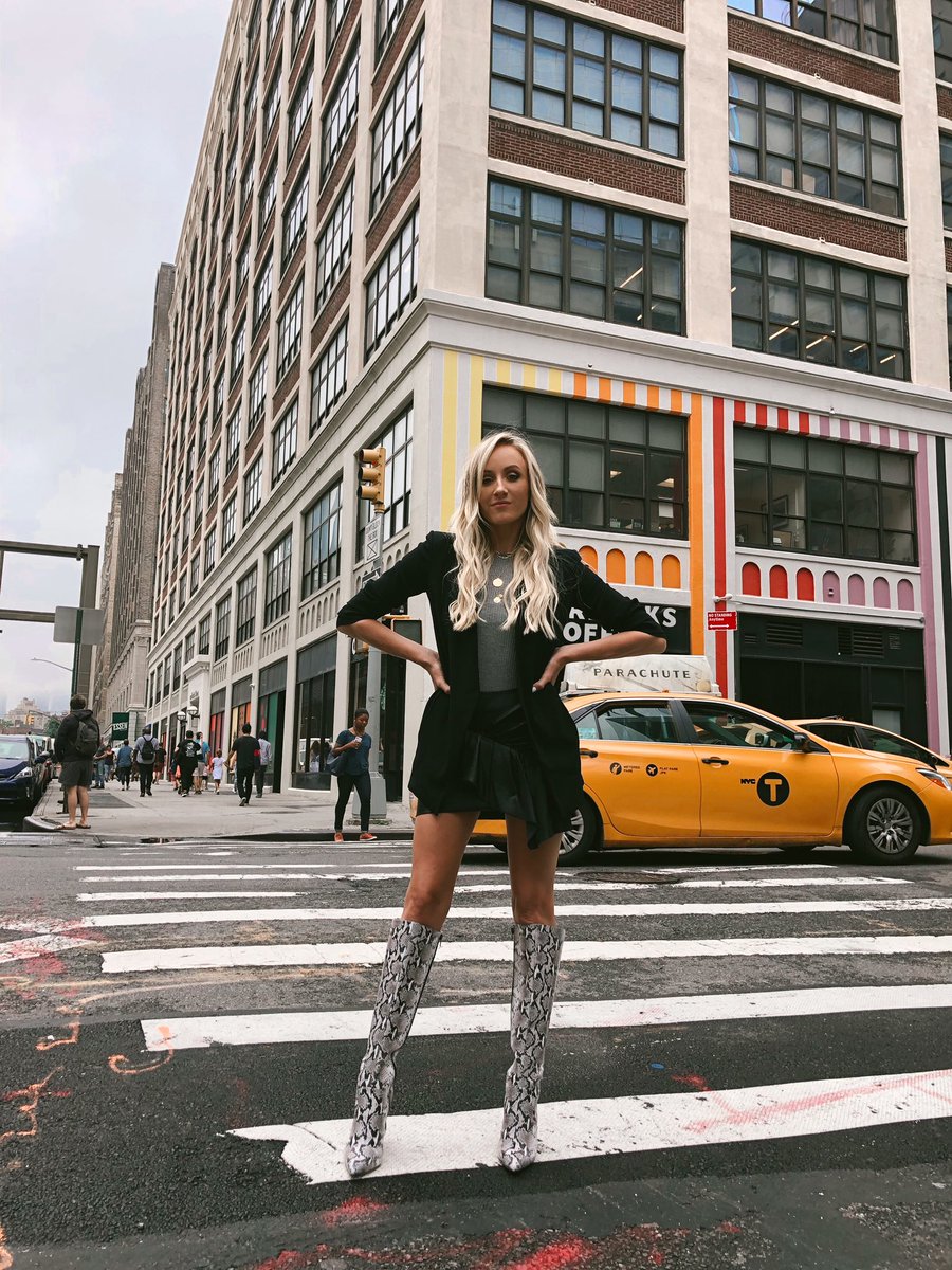 NastiaLiukin's tweet image. yes, i stood here till a yellow cab drove by so we could get the shot #doitforthegram