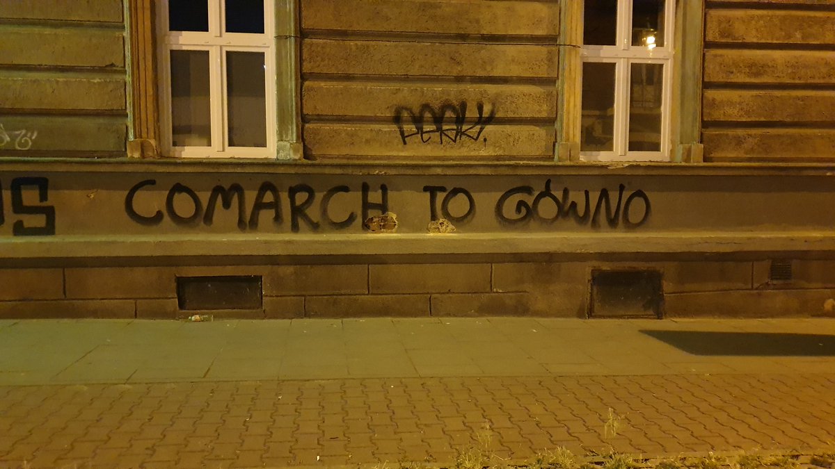 bartekzdanowski's tweet photo. Tymczasem w Krakowie... #nocnySpacer #DevoxxPL #grafitti https://t.co/GvpPbbeZej