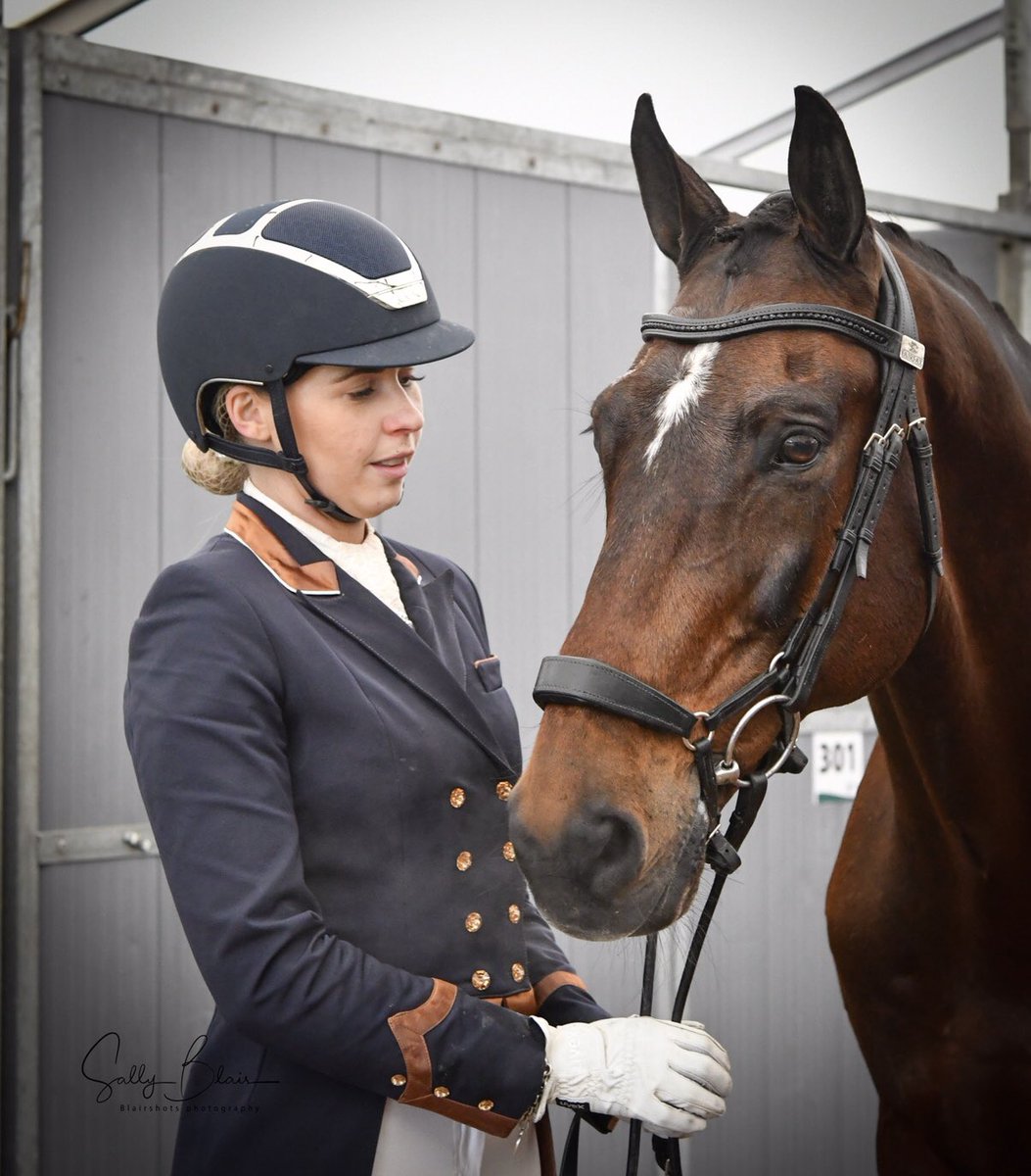 LaurFisher's tweet image. ABSOLUTELY BUZZING, tonight I had the most amazing lesson on my super star. This time last year I was lucky if I got a single change when I asked, tonight we were working on our 1’s 😱😍 Litrally love my boy so much ❤️🥰🥰🥰 #TheDressageHour