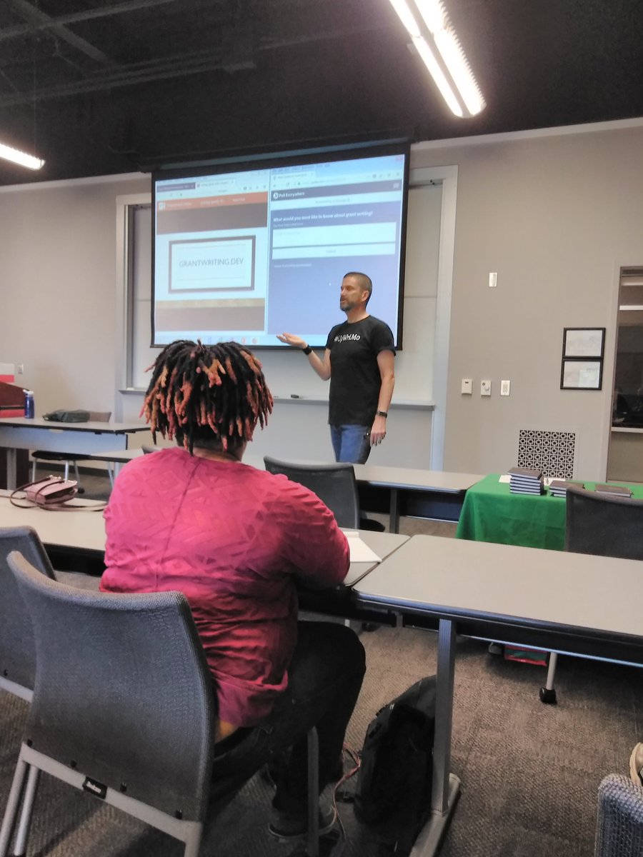 AraceliHLaroche's tweet photo. Full house for Dr. @GeorgeOnline Writing Grants that Win #UpWriMo @USCUpstate @LLC_Upstate Bravo Brock Adams @tthomasuscu Beth Keefauver https://t.co/nGP8ff3naw