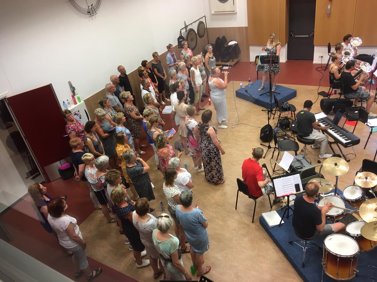 sdgommen's tweet photo. Ondanks de hitte volle bak vanavond in ons muziekgebouw! 
Zaterdag om 20.00 uur concert in De Carrousel samen met @koorvocalicious #Ommen.
Koop snel uw kaartje via https://t.co/Q4YTw5Tdtt!
Aan de zaal kan natuurlijk ook, maar dan bent u wel iets meer kwijt...
#fanfare #popkoor https://t.co/EIqsXApMuH