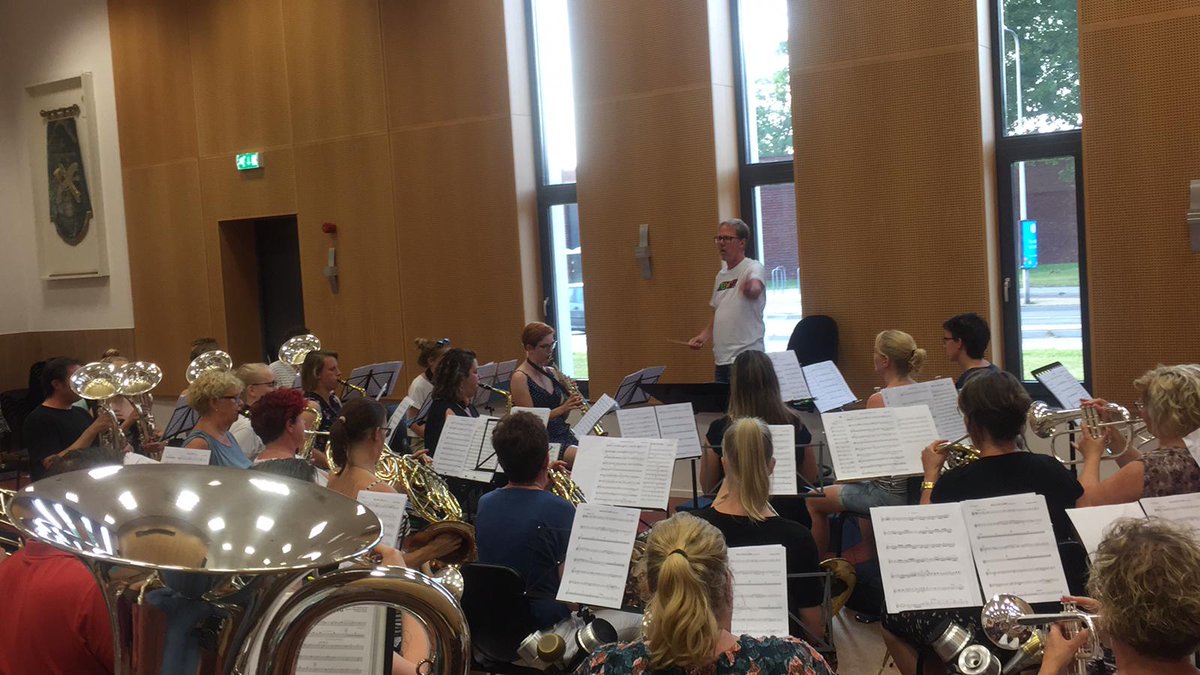 sdgommen's tweet photo. Ondanks de hitte volle bak vanavond in ons muziekgebouw! 
Zaterdag om 20.00 uur concert in De Carrousel samen met @koorvocalicious #Ommen.
Koop snel uw kaartje via https://t.co/Q4YTw5Tdtt!
Aan de zaal kan natuurlijk ook, maar dan bent u wel iets meer kwijt...
#fanfare #popkoor https://t.co/EIqsXApMuH