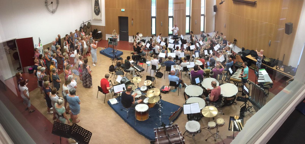 Ondanks de hitte volle bak vanavond in ons muziekgebouw! 
Zaterdag om 20.00 uur concert in De Carrousel samen met <a href="/koorvocalicious/">Popkoor Vocalicious</a> #Ommen.
Koop snel uw kaartje via sdgommen.nl!
Aan de zaal kan natuurlijk ook, maar dan bent u wel iets meer kwijt...
#fanfare #popkoor