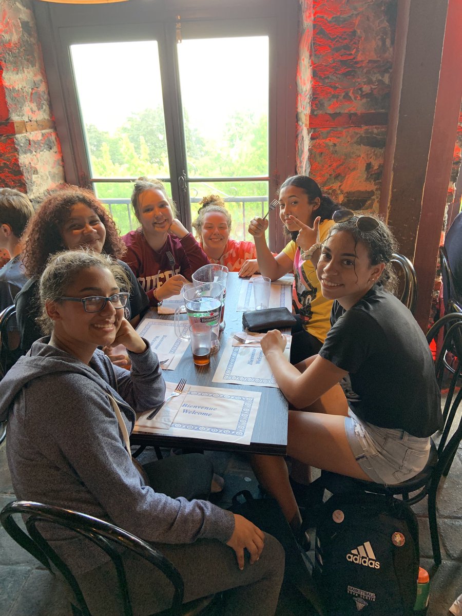 oxfordschoolhfx's tweet photo. Grade 9 Trippers have arrived at Pub Ste Paul for our last dinner together in Vieux Montreal! #KnightsInQuebec #OxfordPride https://t.co/hF4DqpB8k1
