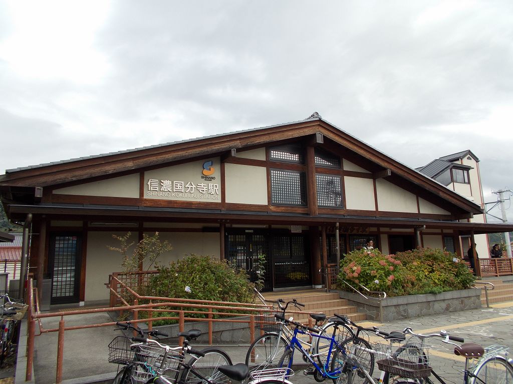 駅の目録屋 18年 信濃国分寺駅 長野県 しなの鉄道 しなの鉄道線 地元の請願により02年に開業 ここから徒歩5分の所にある天台宗 信濃国分寺 別称 八日堂 は8世紀に建立された信濃国の国分寺の後継寺院で 境内には江戸末期に再建された本堂の他