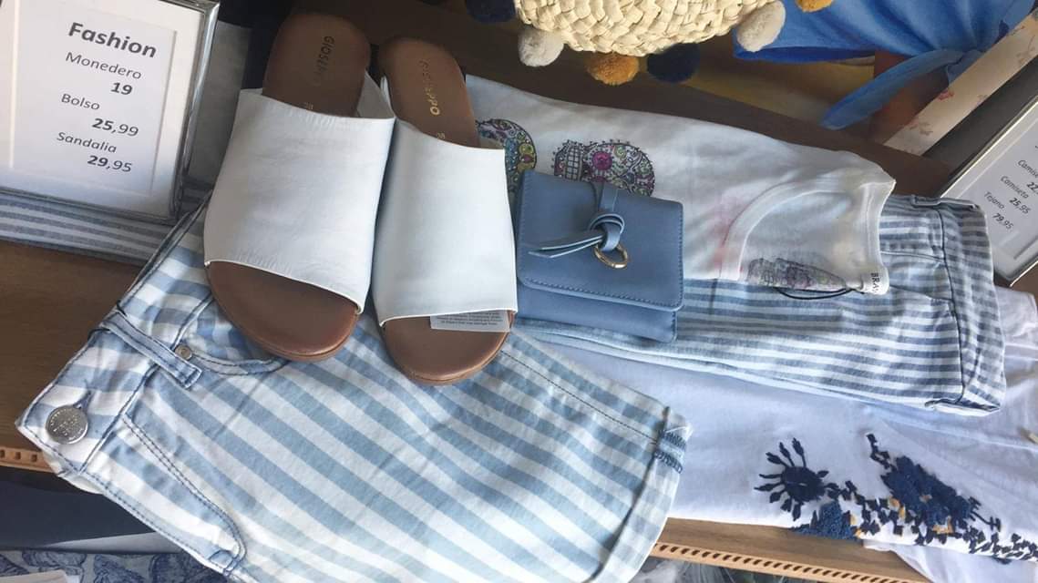 FashionParla's tweet photo. Un escaparate juvenil y veraniego. Los complementos perfectos para hace un con de armario chulo para este veranito. Firmas como #Vila #Salsa  #Gioseppo #BraveAndSoul https://t.co/s74Gz0tXjn