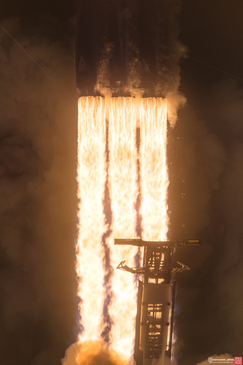 marcuscotephoto's tweet image. #FalconHeavy ascends from LC-39A in an incredible display of fire and light. Here's a a photo from one of our sound-activated cameras placed within a short range of the launch pad. (@marcuscotephoto/ Space Coast Times) #spacex #STP2