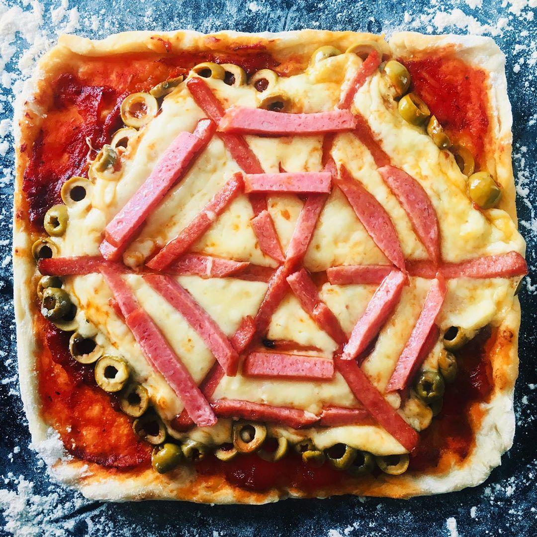 ValeryGame's tweet image. Delicious pizza for Jäger!
@ubisoft_japan @ubisoft @UbisoftRussia @UbisoftCanada @Rainbow6Game
@Rainbow6_UK @Rainbow6Ru @UbisoftSupport

#r6 #jager #rainbowsixsiege #pizza #rainbow6siege #ubi #ubisoft #delicious #friends #rainbowsixmemes #r6cosplay #cosplay #rainbow6