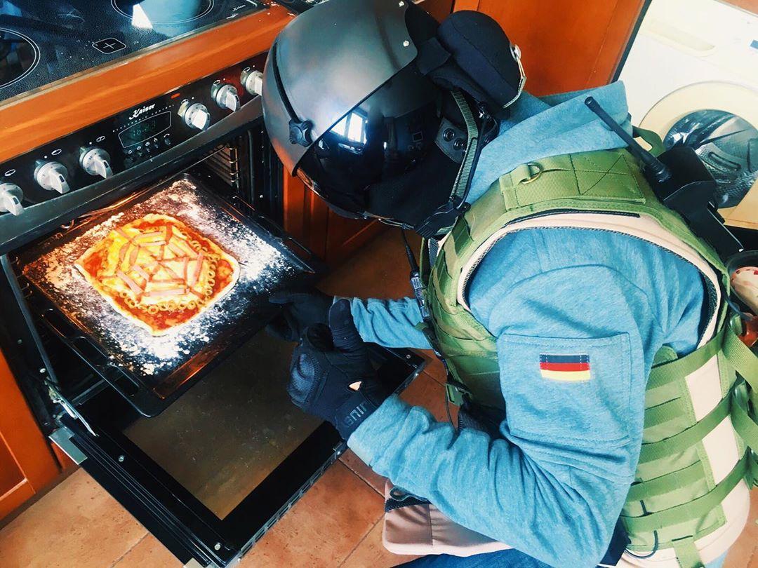 ValeryGame's tweet image. Delicious pizza for Jäger!
@ubisoft_japan @ubisoft @UbisoftRussia @UbisoftCanada @Rainbow6Game
@Rainbow6_UK @Rainbow6Ru @UbisoftSupport

#r6 #jager #rainbowsixsiege #pizza #rainbow6siege #ubi #ubisoft #delicious #friends #rainbowsixmemes #r6cosplay #cosplay #rainbow6