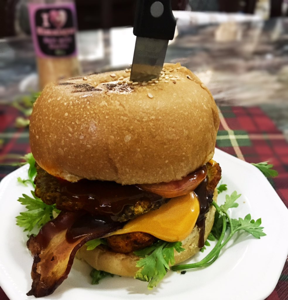 ramiskitchenn's tweet photo. The Big Bang: Double beef patty, cheese, caramelised onions, bacon and chef special bbq sauce. #abuja #burgers #ramiskitchen https://t.co/ufUT8GEeZg