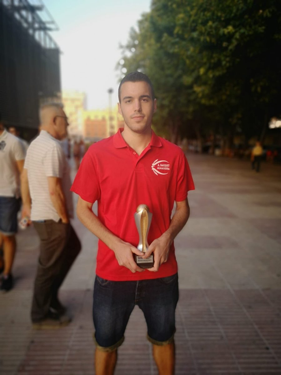 ABAlmassora's tweet photo. Muchas felicidades para Josep Adsuara por haber sido designado el mejor jugador de su categoría. Recogió el premio en la gala organizada por la FVBCV en Xàtiva, donde estuvo acompañado por su hermano Manuel y por el presidente del club, Omar Masrour Fortuño. https://t.co/QxKbzVpR6Z