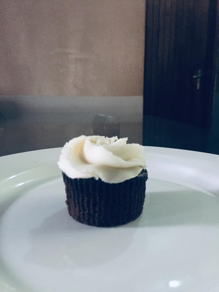 cakesbyASHKEN's tweet photo. This chocolate cupcake with BUTTERcream is our 🤤🤤GOOEY CARAMEL FILLED CHOCOLATE CUPCAKE. The sweetness of the gooey caramel is a perfect complement to the bittersweet chocolate cupcakes.🍫🤤🤤 
#cuppies #gooey #worthycalories 😁😁 #perferctharmony https://t.co/918L7xvRLS