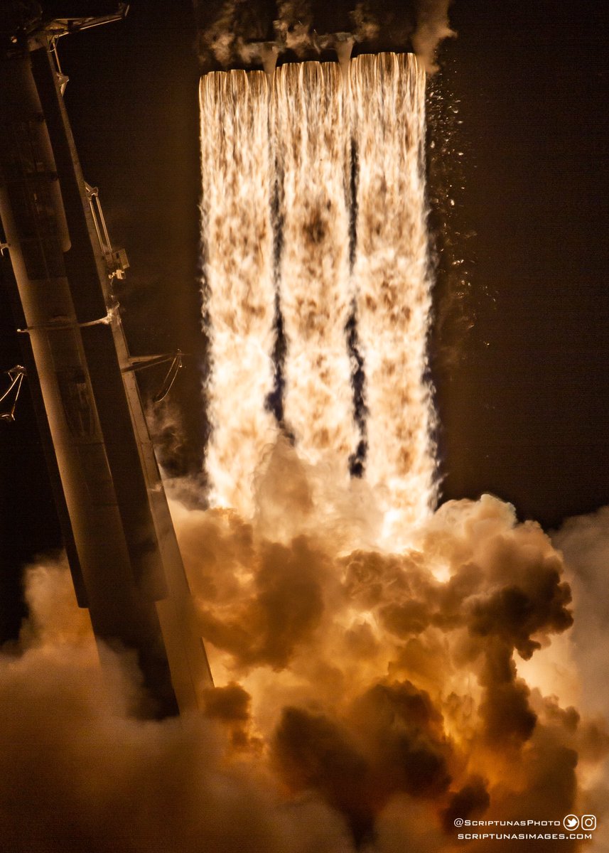 scriptunasphoto's tweet image. Falcon Heavy lights up the night sky with its 27 Merlins engines lifting the STP-2 mission into orbit! #falconheavy  #stp2