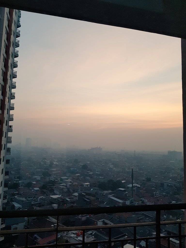 Rise and shine, Jakarta! And inhale the PM 2.5... #polusiudara #SetorFotoPolusi #bersihkanudaraku