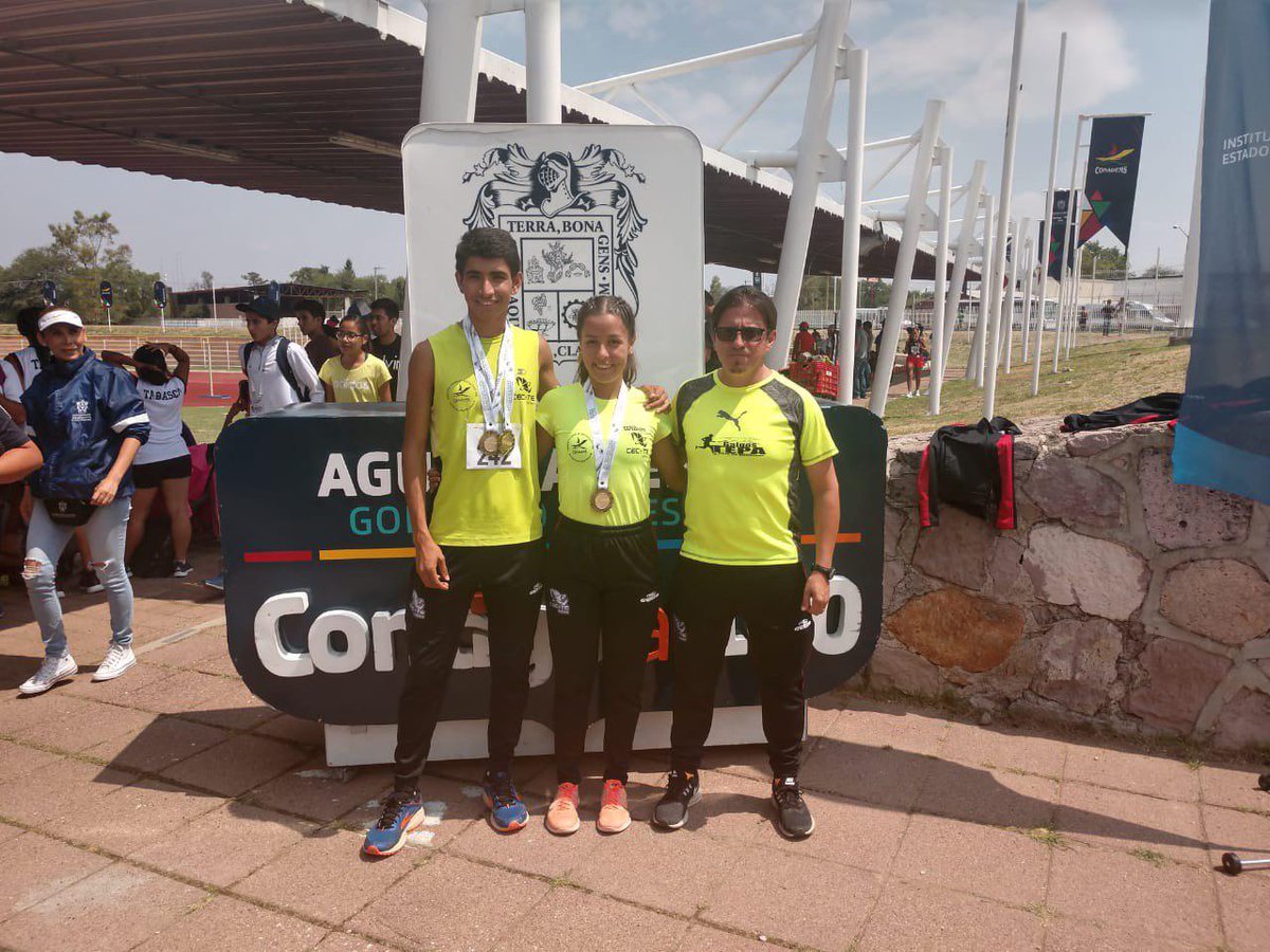 SecEducacionJal's tweet photo. Yadira Noemí Franco Pérez, estudiante del 6º semestre de la carrera de Procesos de Gestión Administrativa y César Daniel Gómez Ponce estudiante del 6º semestre de la carrera de Electromecánica, Ganadores del Oro en la prueba de atletismo en 5 mil y 3 mil metros respectivamente. https://t.co/0rtZhLPHqZ