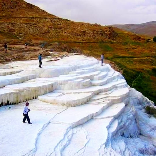 Van'ın Başkale ilçesinde bulunan ve Pamukkale'yi andıran doğa harikası Başkale travertenleri, görenleri şaşırtıyor. 
.
#Van #tuşba #eskiler #urartuyılı #eskiyapılar #anadolugram #Anadolu #gezilecekyerler #vankedisi #vankahvaltısı #vankalesi #van